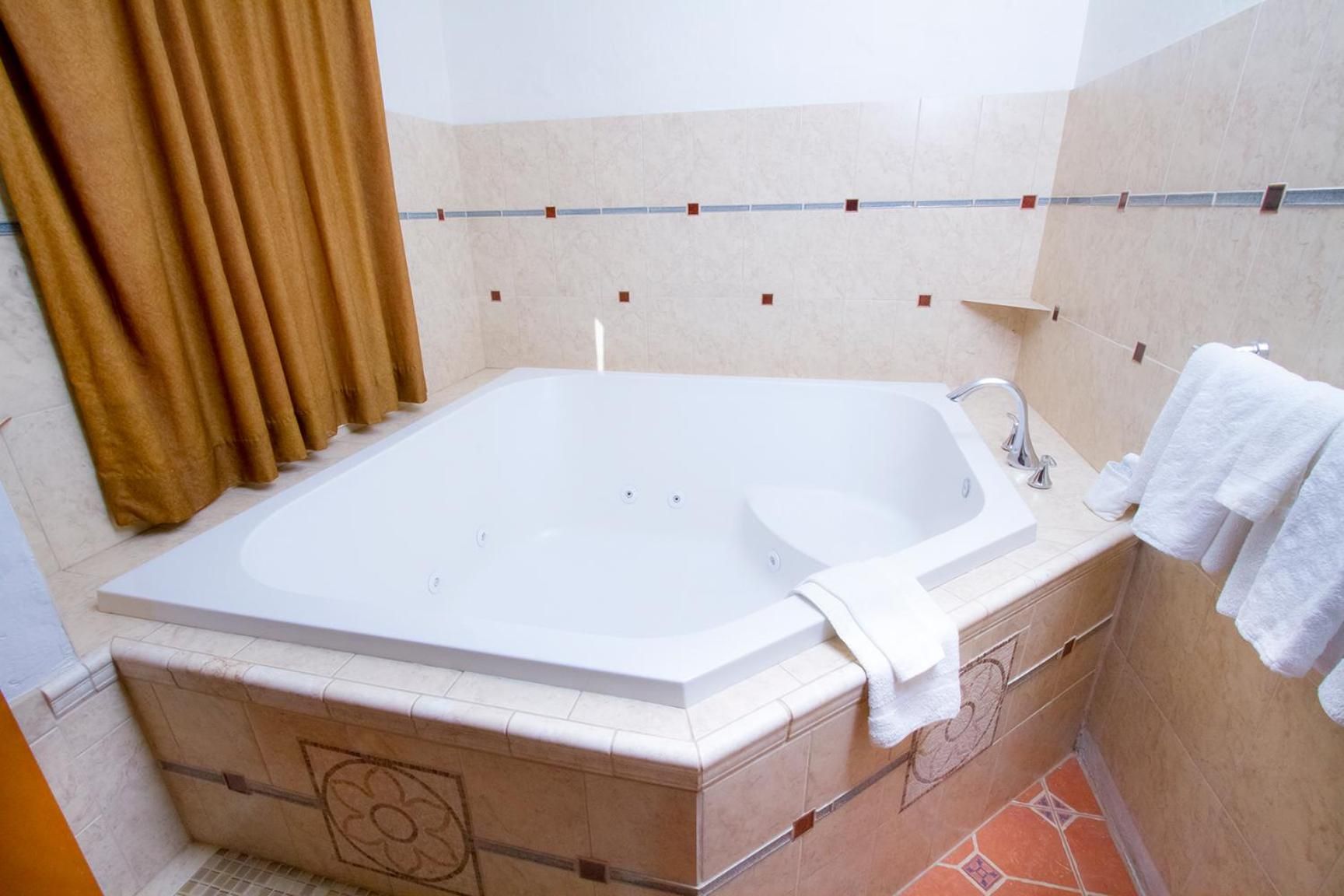 Mission Bell Motel Double Room with Spa Bath 2