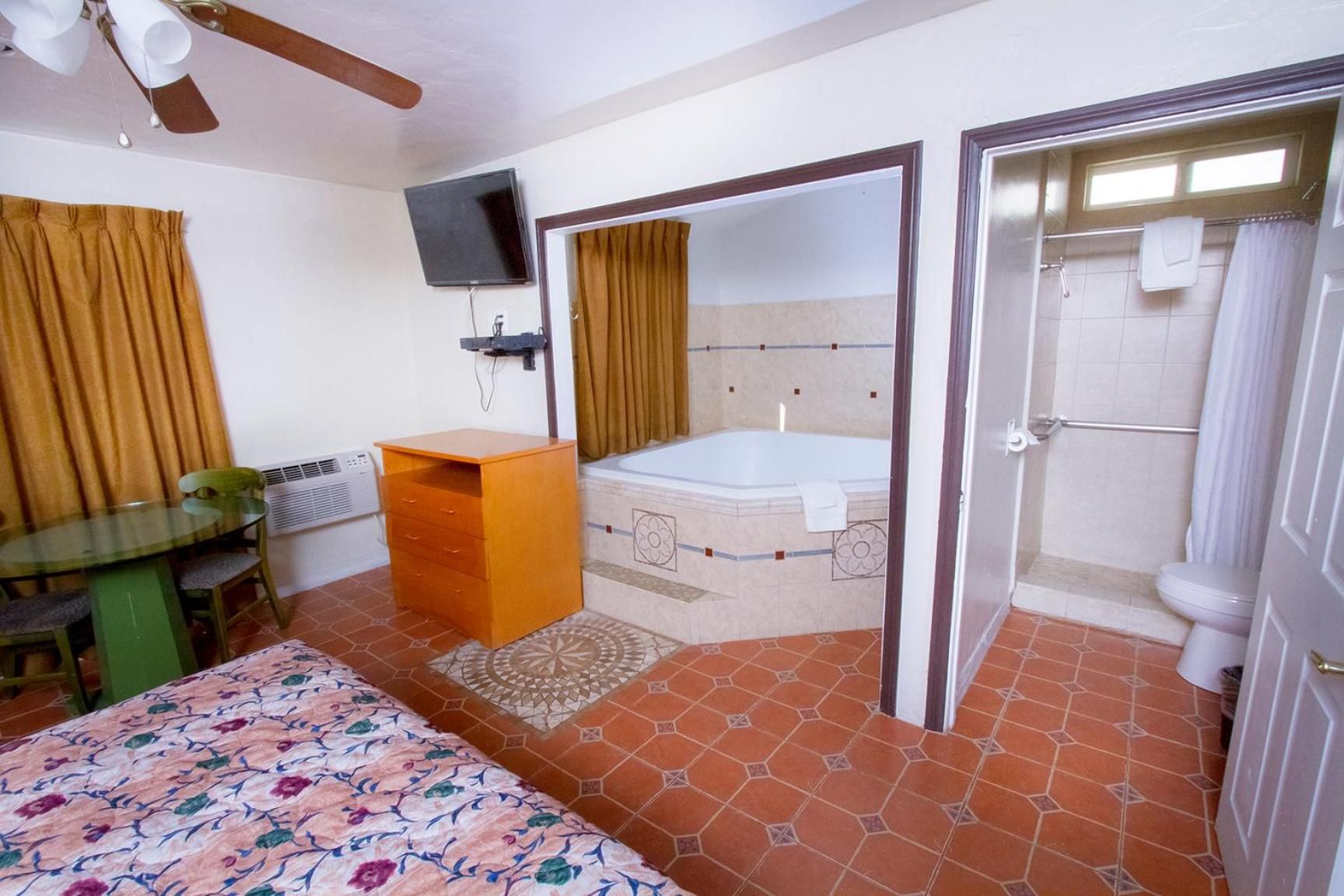 Mission Bell Motel Double Room with Spa Bath