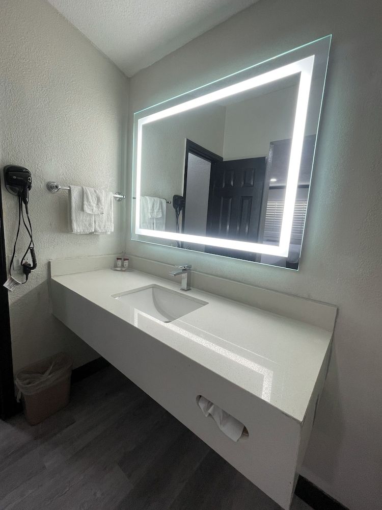 Escondido Lodge Superior Single Room, 1 King Bed, Non Smoking, Microwave 7