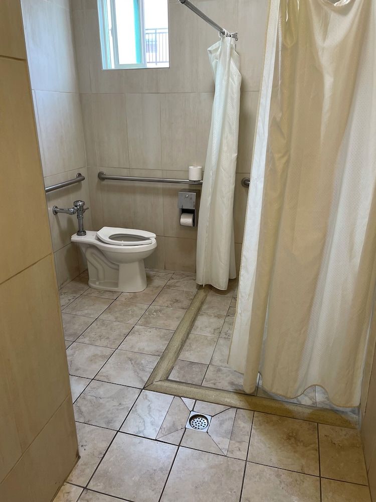 Randolph Hotel Economy Room with Shared Rest Room 2