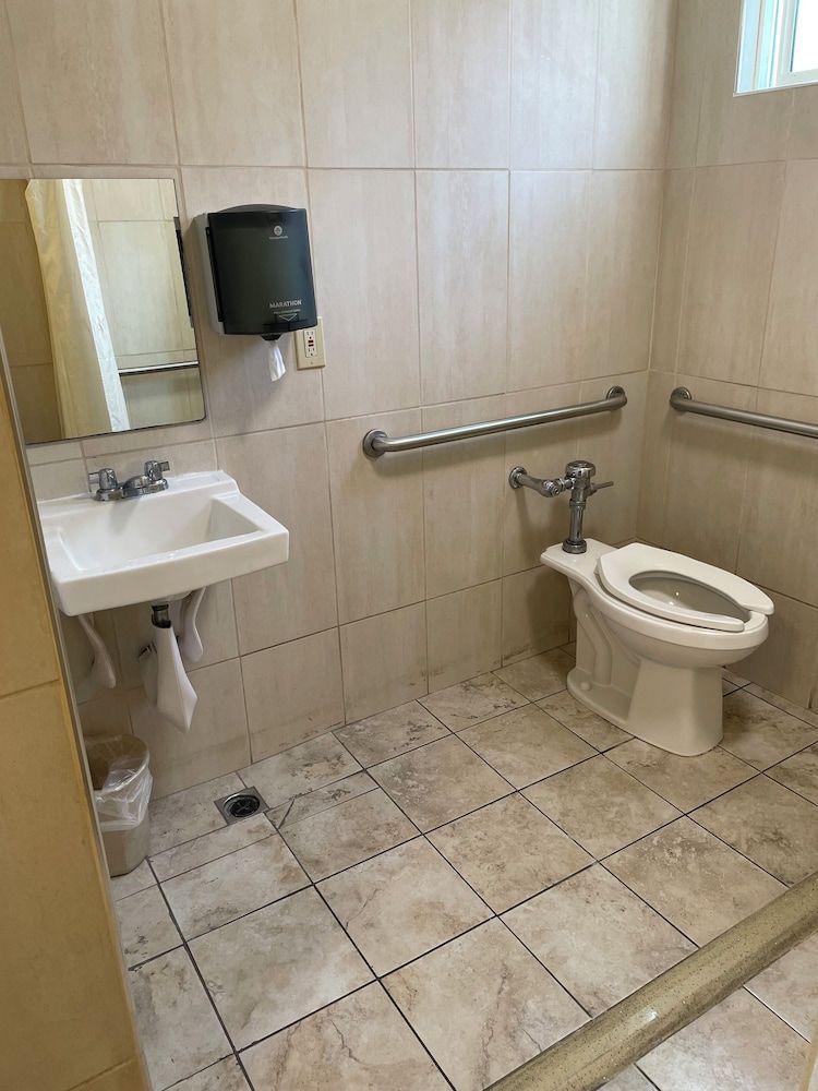 Randolph Hotel Economy Room with Shared Rest Room 4