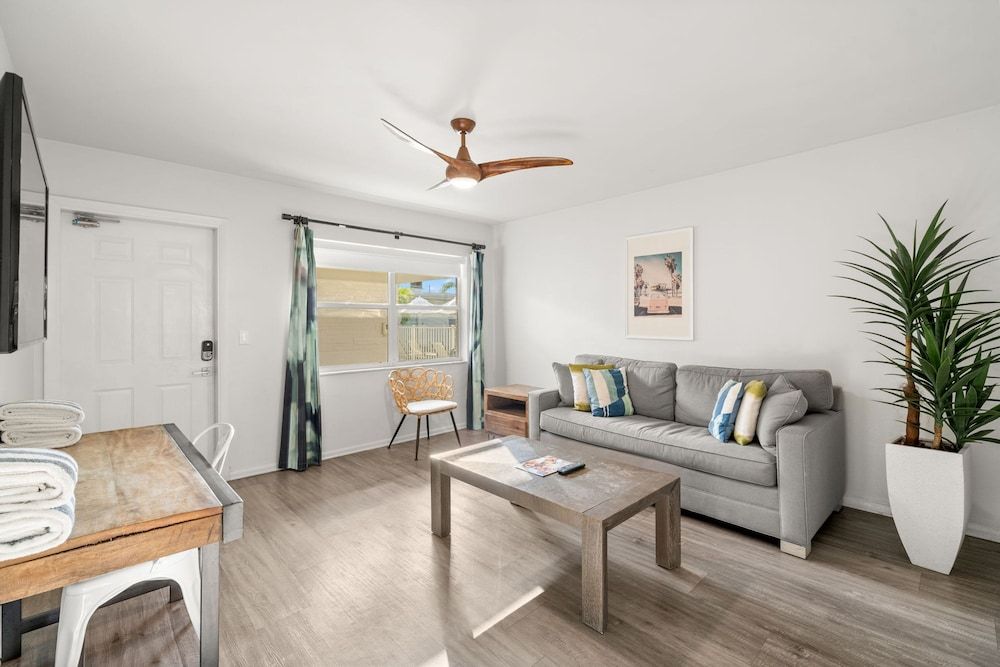 Deluxe King Condo Updated Suite by the Beach! Apartment 3