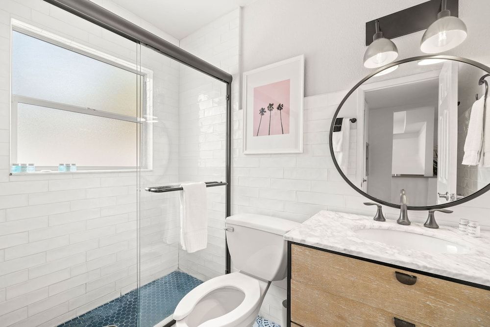 Deluxe King Condo Updated Suite by the Beach! Apartment 4