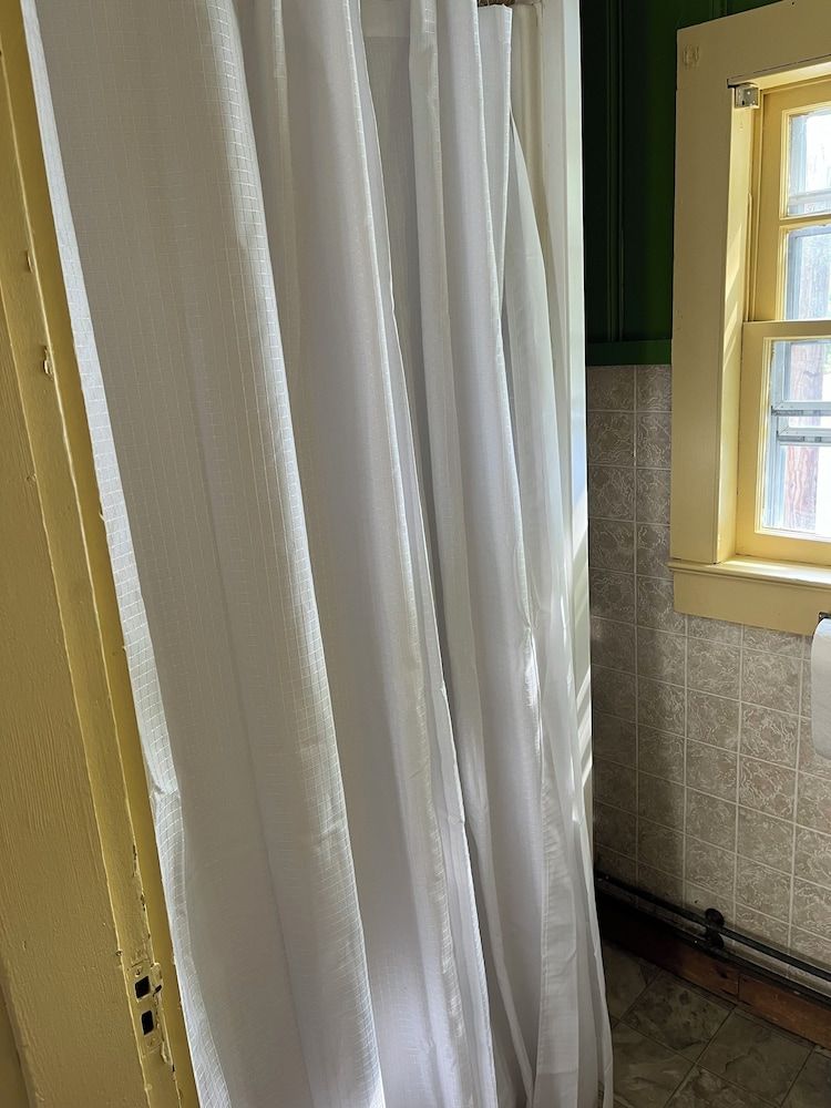 White Mountain Cottages Family Cabin 4