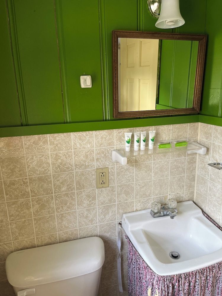 White Mountain Cottages Family Cabin 3