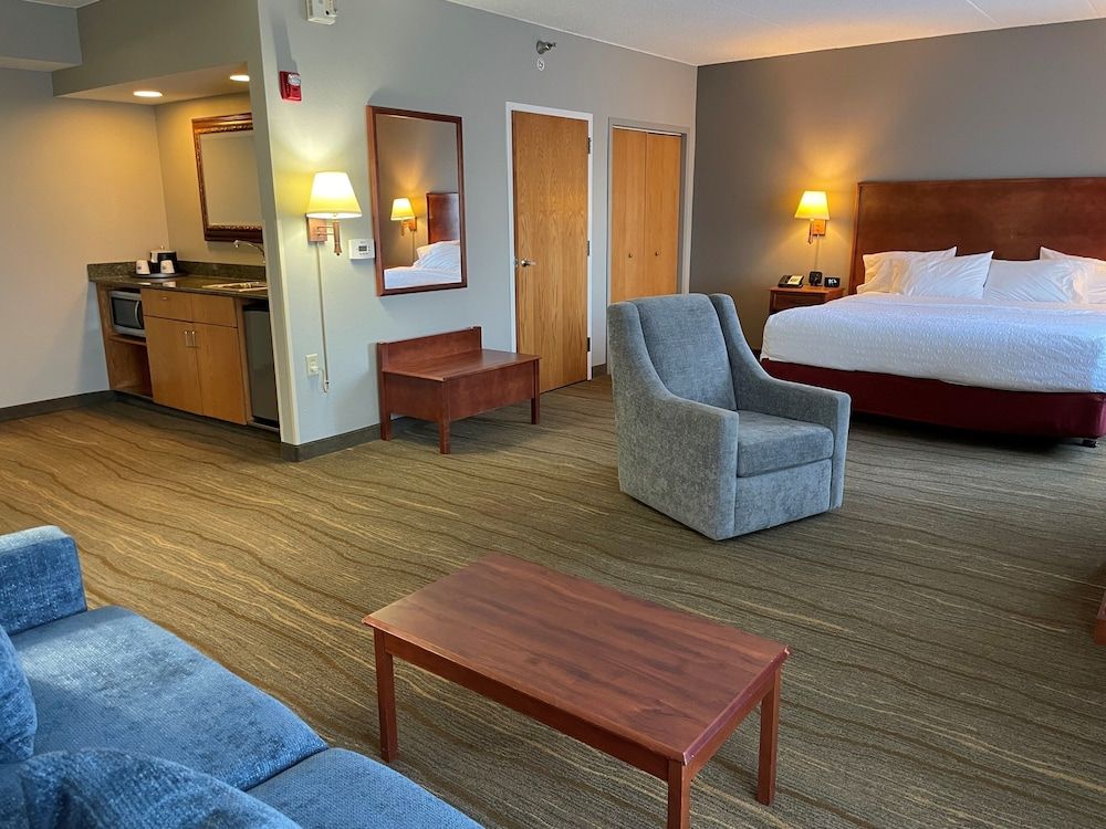 Studio, 1 King Bed, Hearing Accessible, Lake View (Mobility,Roll-In Shower)