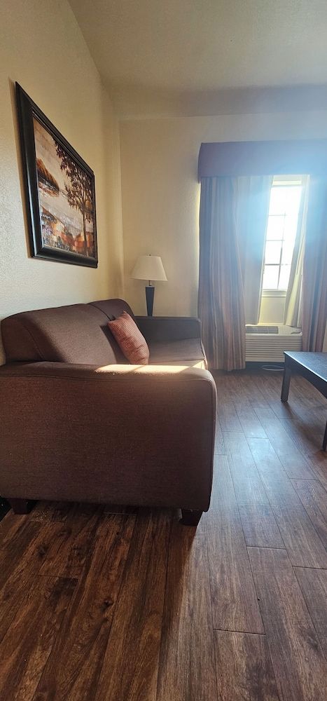 Dilley Motor Inn Comfort Studio Suite, Patio 4