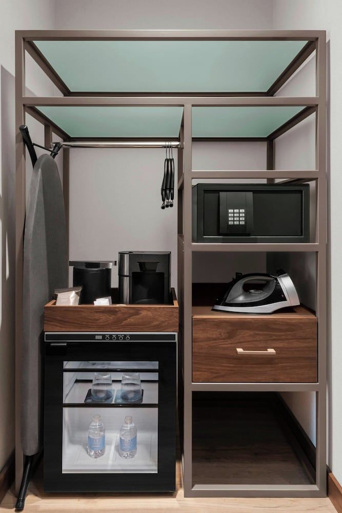 AC Hotel Pasadena Room, 1 King Bed, Courtyard View 12