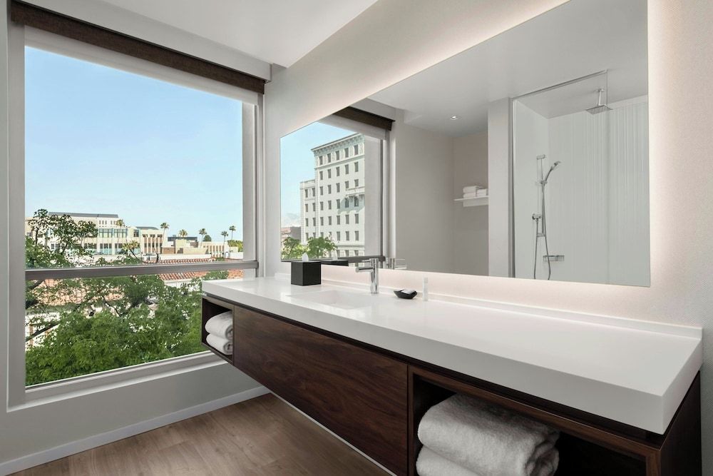 AC Hotel Pasadena Studio Suite, 1 King Bed, Balcony (View) 8