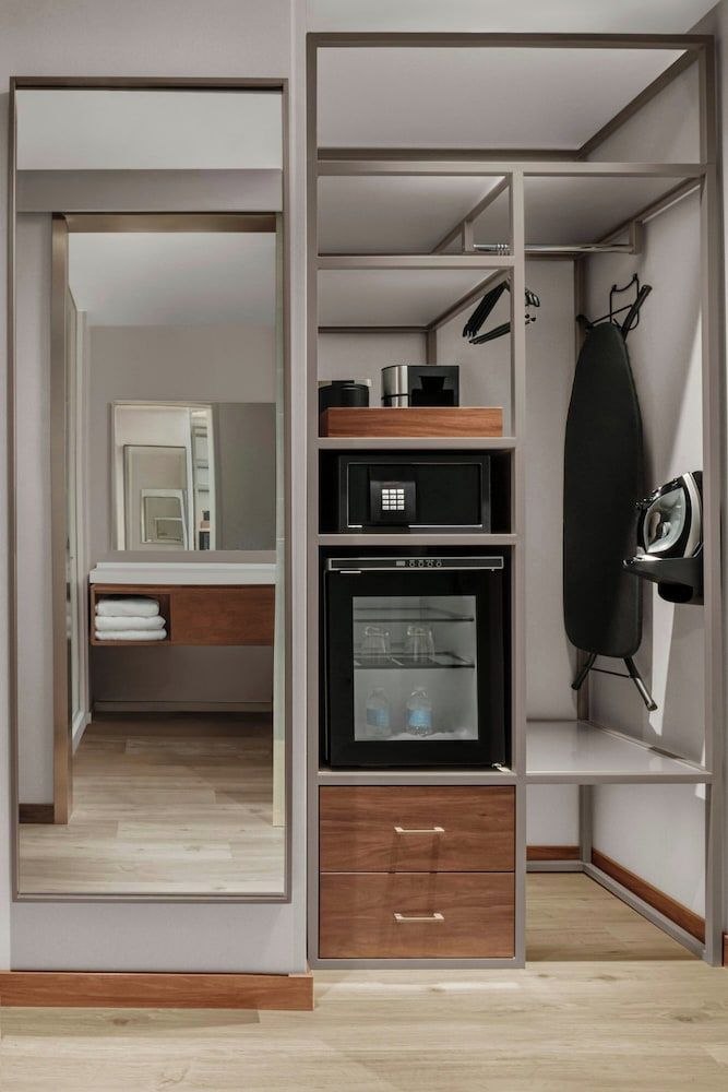 AC Hotel Pasadena Room, 1 King Bed, Courtyard View 9