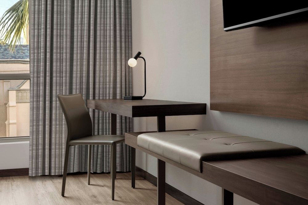 AC Hotel Pasadena Room, 1 King Bed, Courtyard View 10