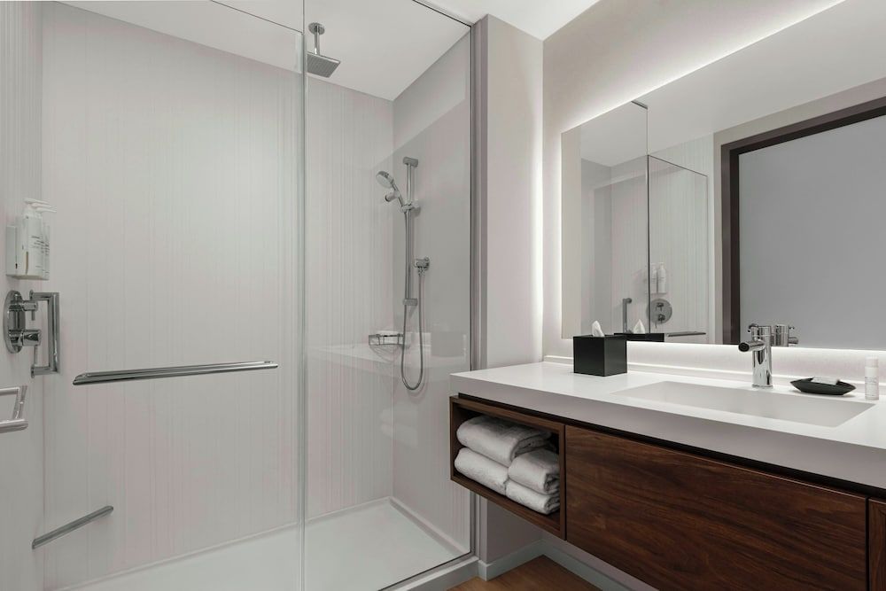 AC Hotel Pasadena Room, 1 King Bed, Courtyard View 7