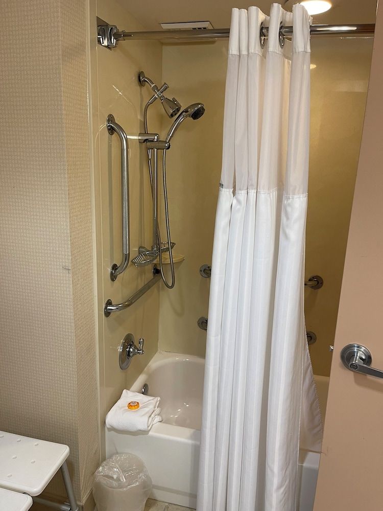 Quality Hotel Room, 1 King Bed, Accessible, Non Smoking 2