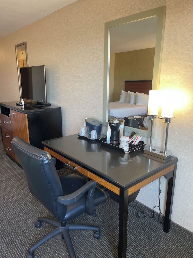 Quality Hotel Room, 1 King Bed, Accessible, Non Smoking 3