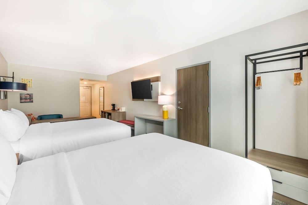 Basic Suite, Multiple Beds, Non Smoking