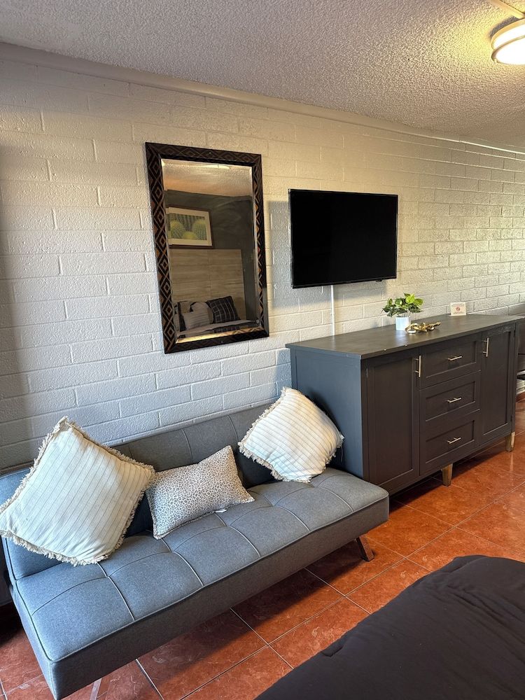 Rawls Motel Studio Queen Double Bed 7