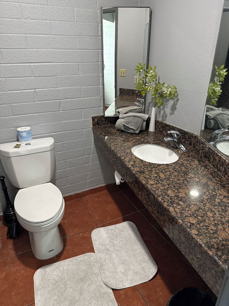 Rawls Motel Studio Queen Double Bed 5