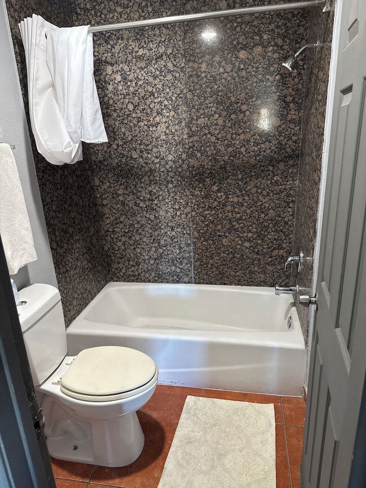 Rawls Motel Deluxe Single Room 2