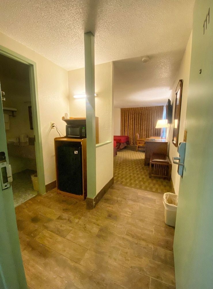 Galesburg Extended Stay Standard Single Room, 1 Queen Bed, Courtyard View 7