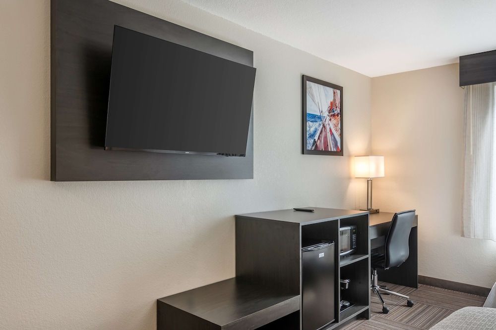 Best Western Plus Bluffton / Hilton Head Hotel Standard Room, 2 Queen Beds, Accessible, Bathtub 4