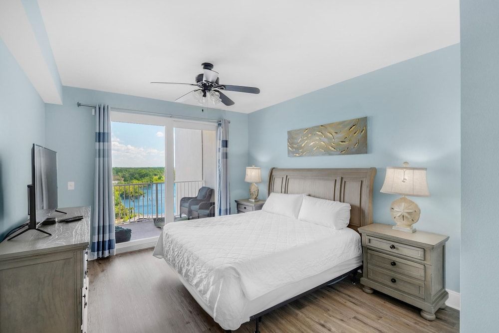 Condo, Multiple Beds (Laketown Wharf 838)