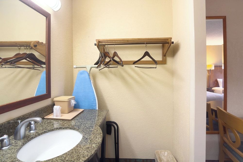 OYO Hotel Harriman near I-40 Room, 2 Queen Beds, Smoking 5