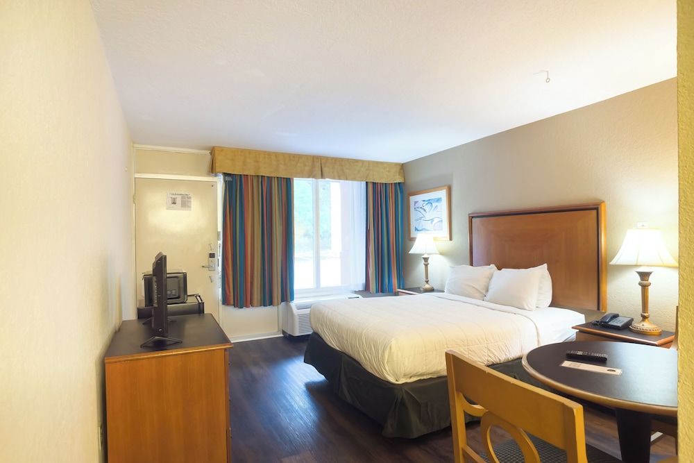 OYO Hotel Harriman near I-40 Room, 1 King Bed 2