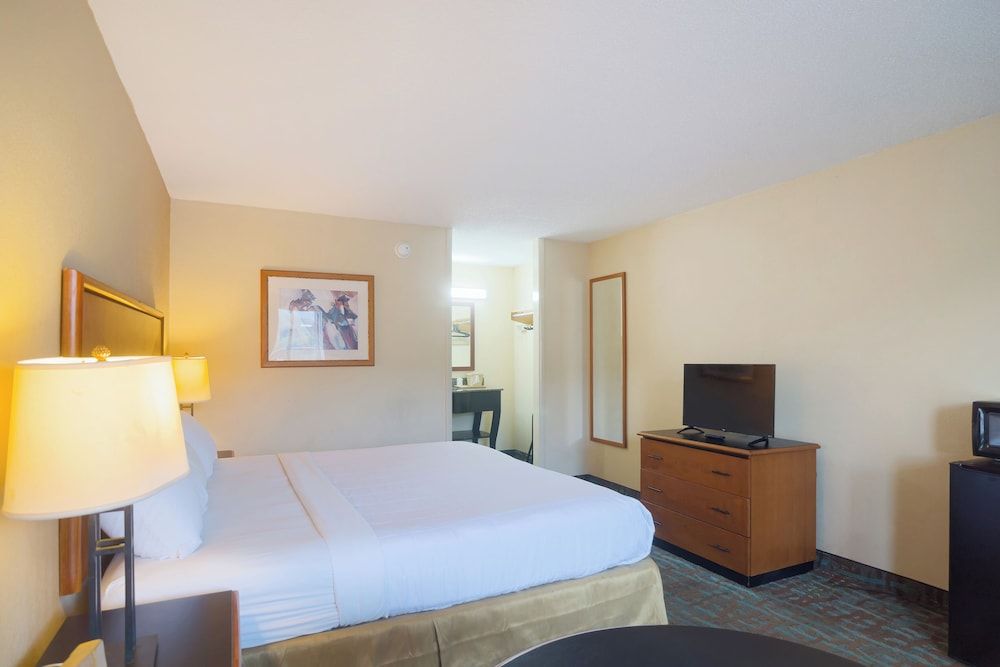 OYO Hotel Harriman near I-40 Room, 1 King Bed, Smoking 4