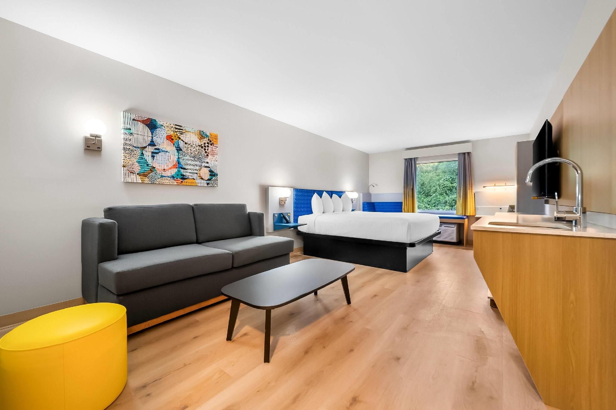 1 King Bed, Suite, Non-Smoking