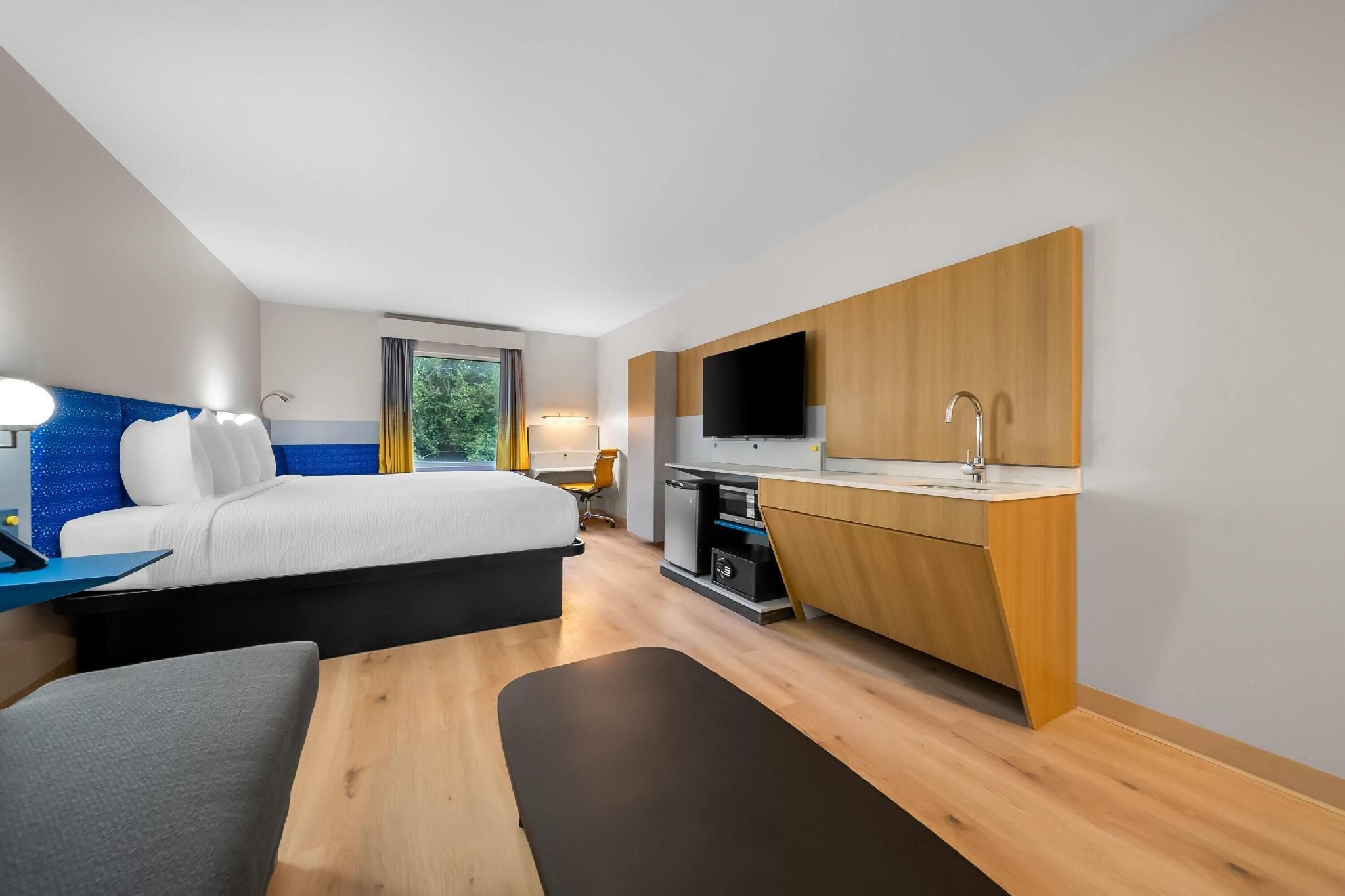 1 King Bed, Suite, Non-Smoking