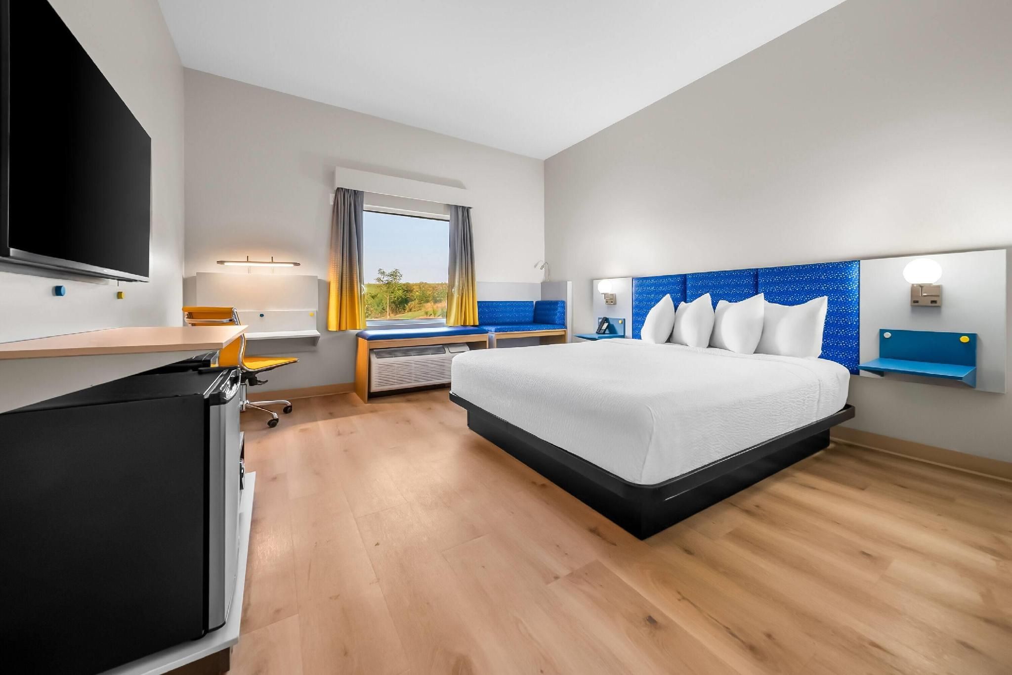 1 King Bed, Mobility Accessible Room, Roll-In Shower, Non-Smoking
