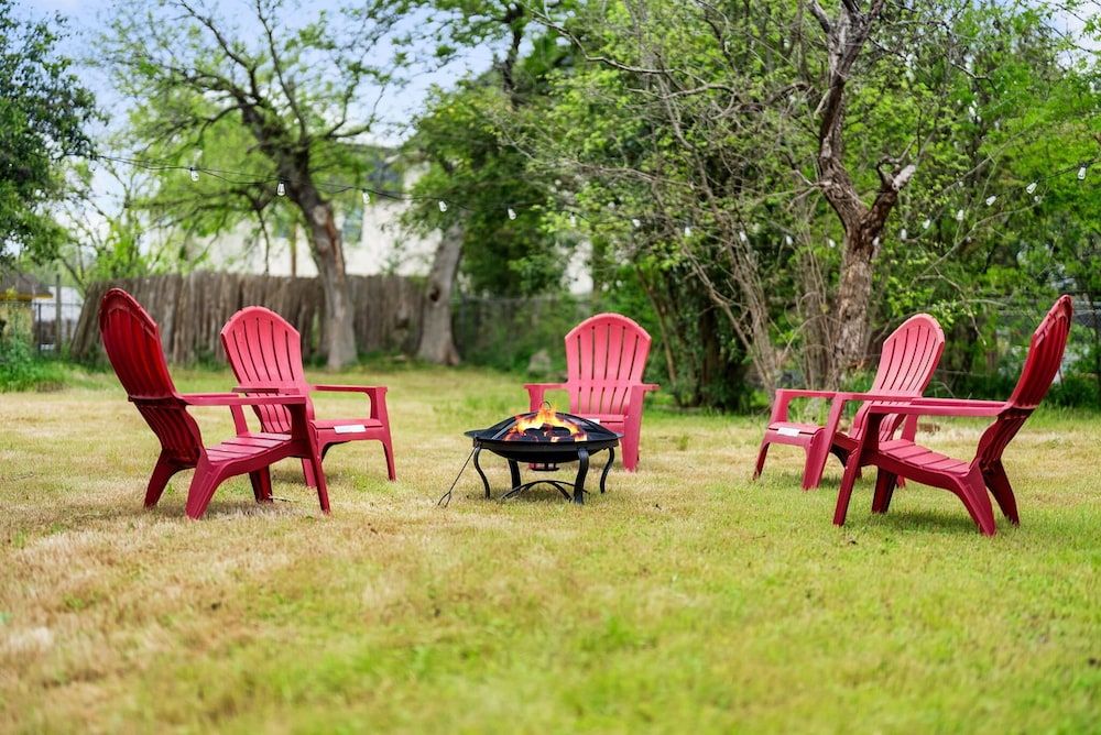 Comfortable 6BR 3BA Home w Large Yard