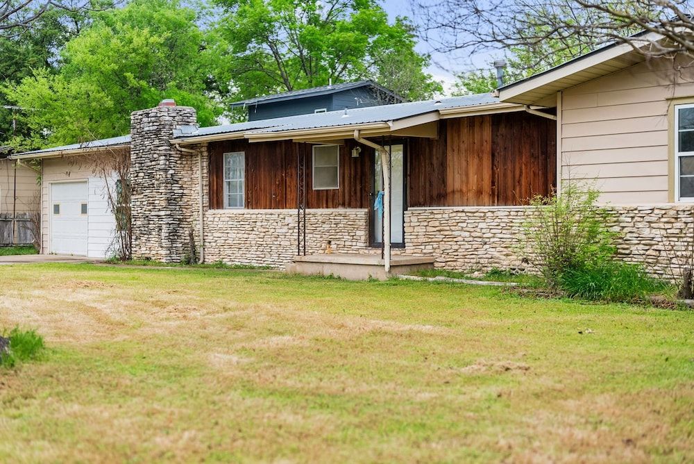 Comfortable 6BR 3BA Home w Large Yard