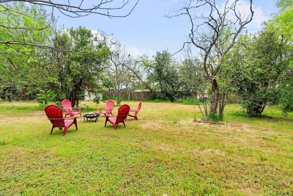 Comfortable 6BR 3BA Home w Large Yard
