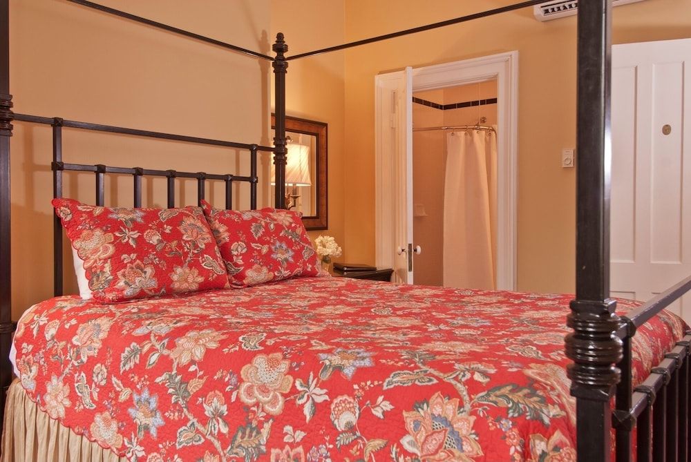 Classic - One Queen and 1 Twin Bed