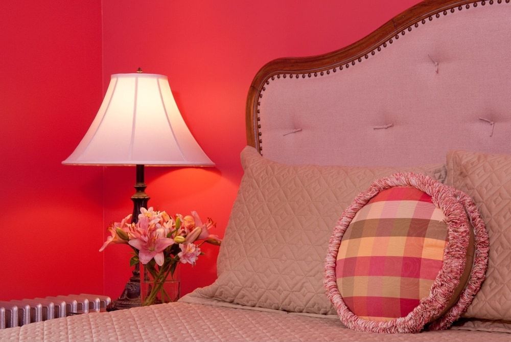 Standard - One Queen Bed