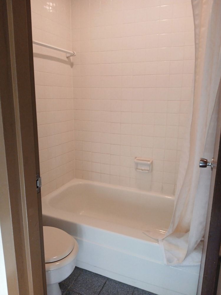 The Hastings Inn Parsons Basic Single Room, Pool View 6