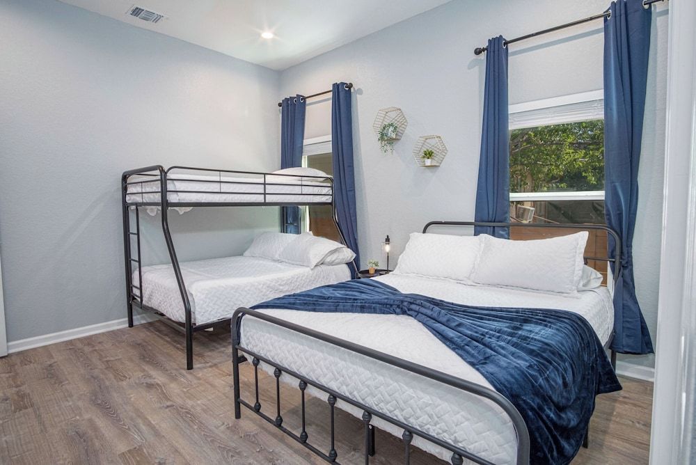 House (4 Bedrooms)