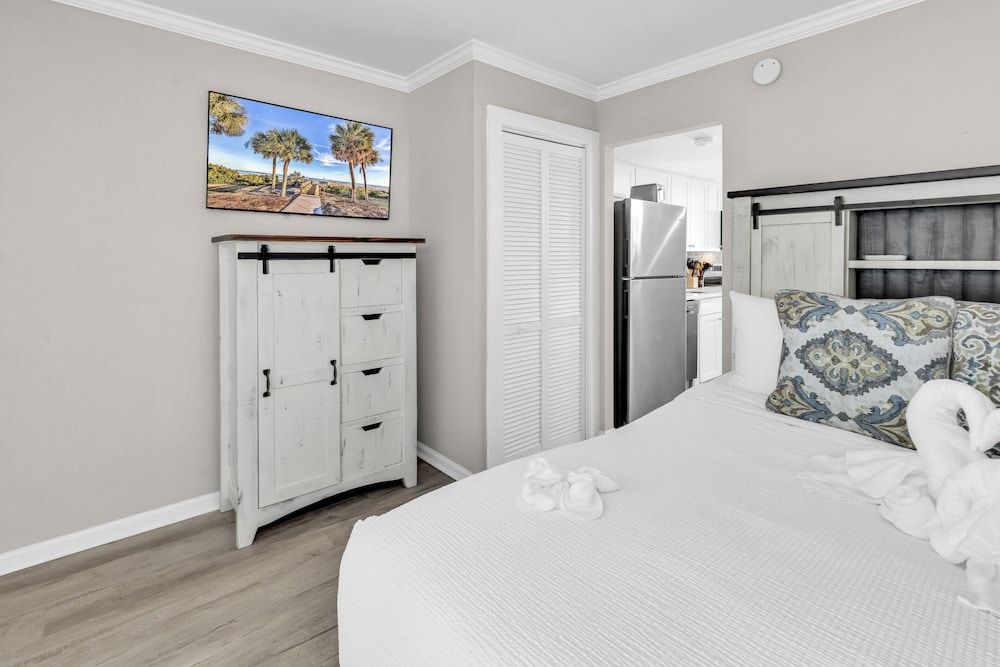 Bluewater Resort Condos Signature Condo, 1 Bedroom, Ocean View, Beachfront 2