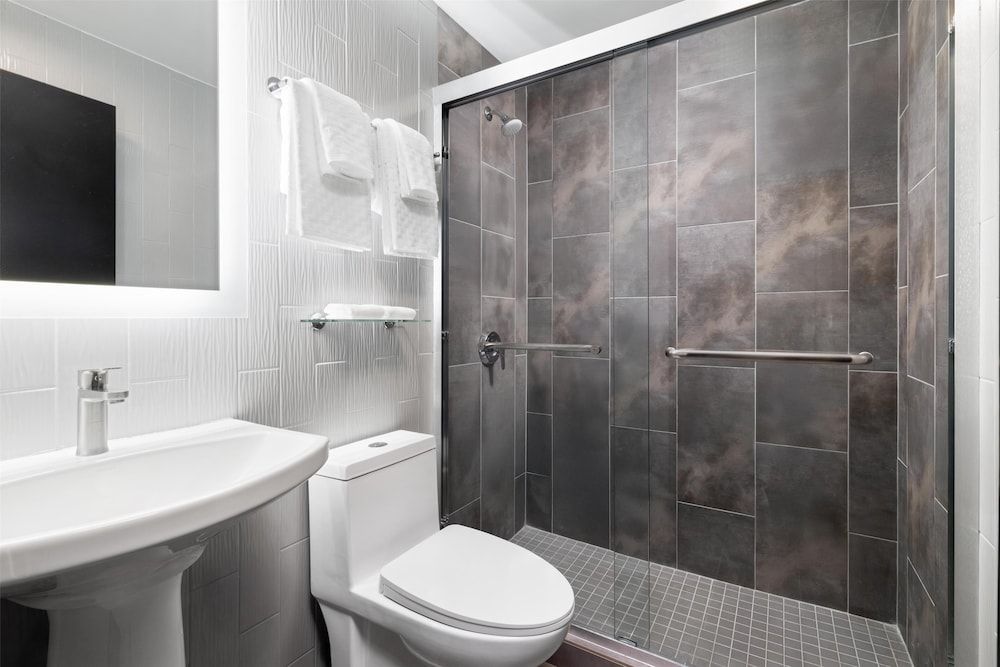 GLō Best Western Bronx NYC Standard Room, 2 Double Beds, Non Smoking (Shower Only) 2