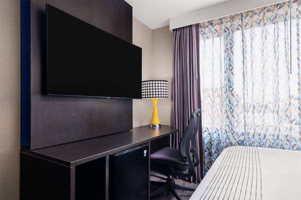 GLō Best Western Bronx NYC Standard Room, 1 Queen Bed, Non Smoking (Shower Only) 4