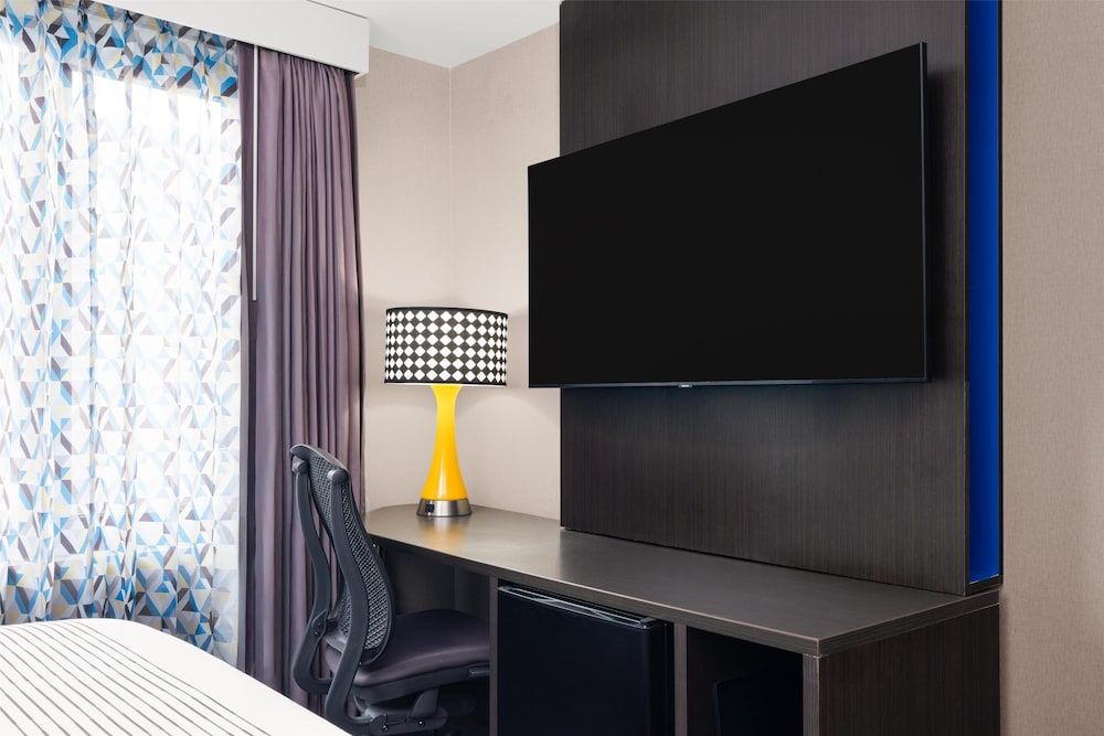 GLō Best Western Bronx NYC Standard Room, 1 Queen Bed, Non Smoking (Shower Only) 5