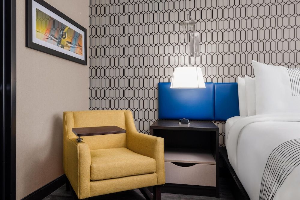 GLō Best Western Bronx NYC Standard Room, 1 Queen Bed, Non Smoking (Shower Only) 6