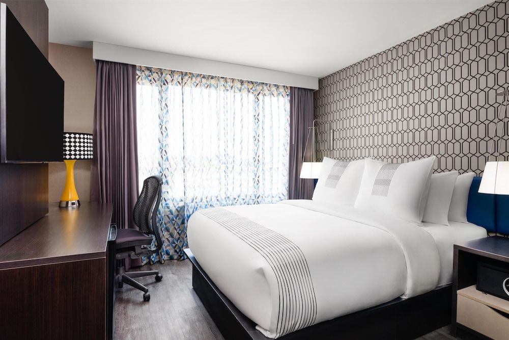 GLō Best Western Bronx NYC Standard Room, 1 Queen Bed, Non Smoking (Shower Only)