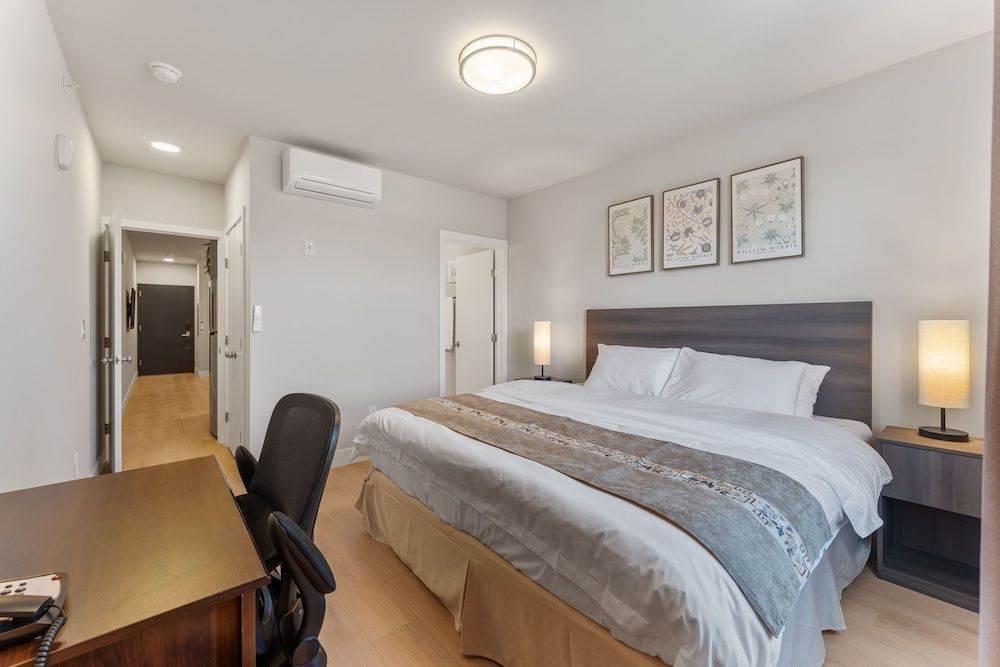 4211 Suites Economy Suite, 1 King Bed with Sofa bed, Non Smoking, Kitchen 2