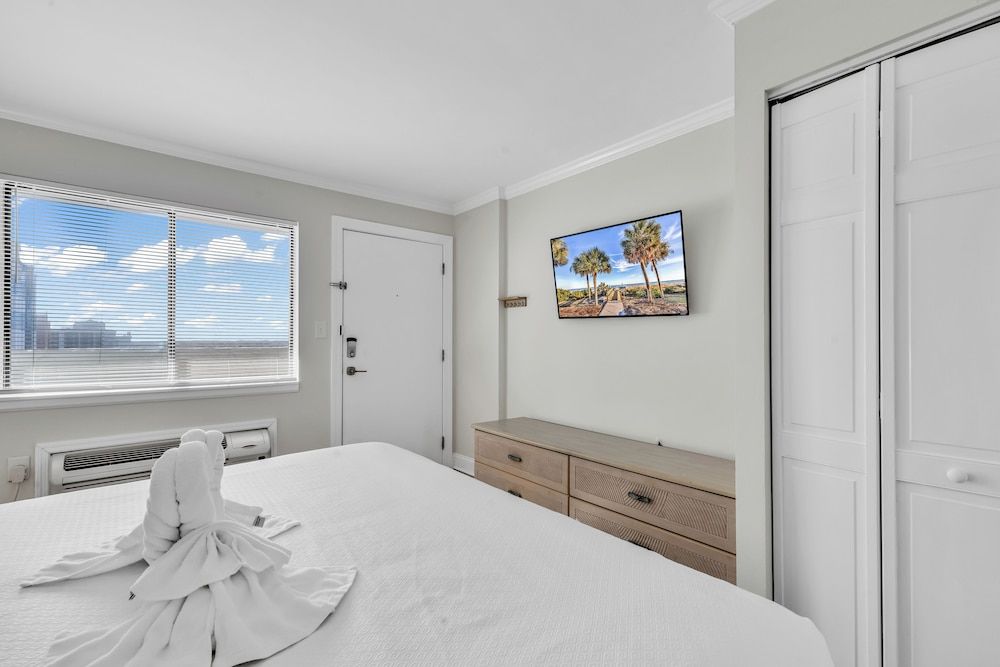 Signature Condo, 1 Bedroom, Kitchen, Partial Ocean View