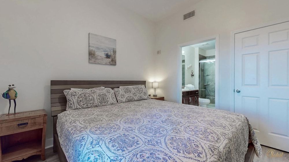 Condo, 1 King Bed with Sofa bed (Laketown Wharf 2135)