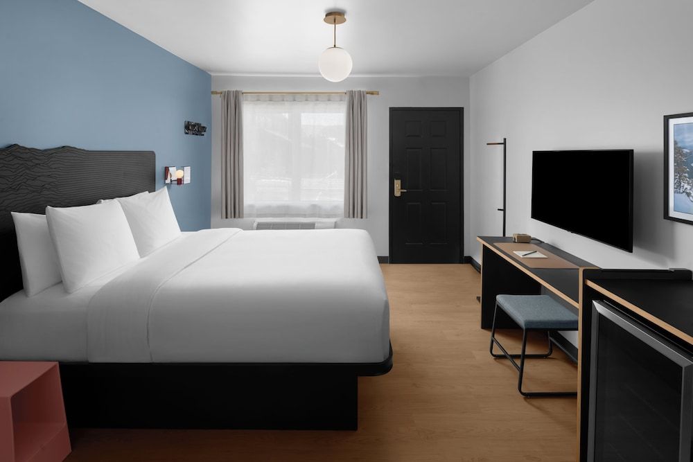 evo Hotel Tahoe City Classic Room, 1 Queen Bed, Roll-in Shower 2