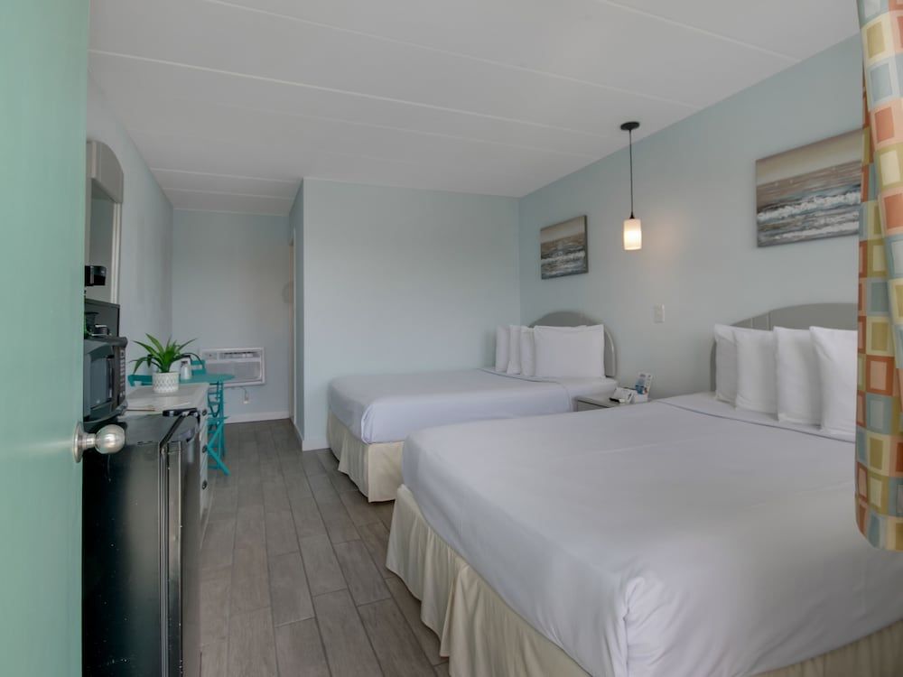 Double Room, 2 Queen Beds (Check-In Age 25)