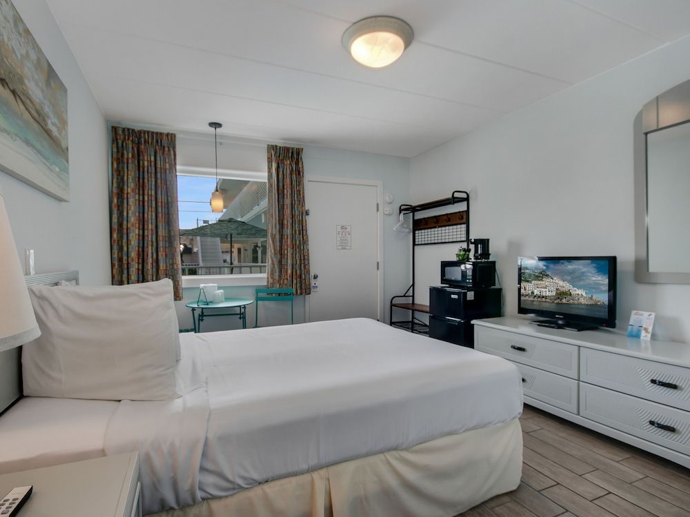 Single Room, 1 Queen Bed (Check-In Age 25)